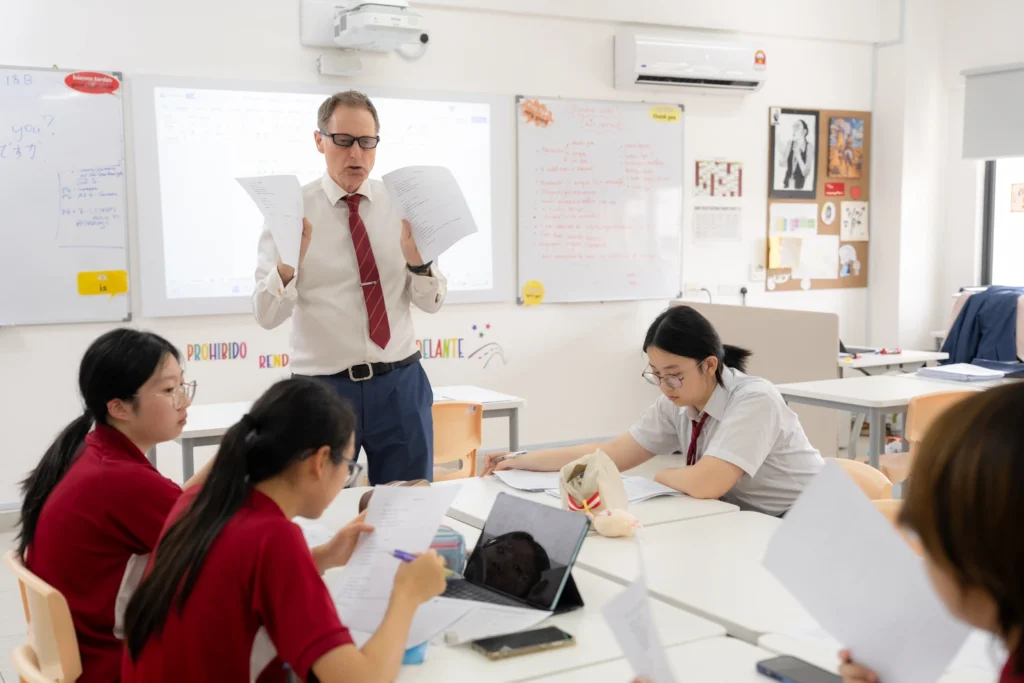 Students take part in the Japanese club activity.