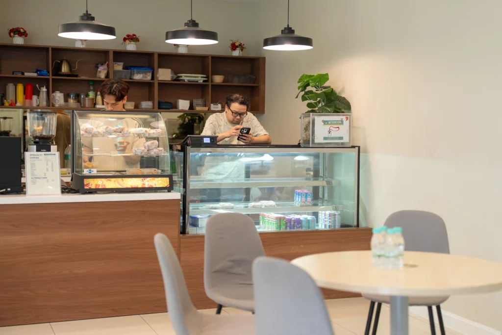 Table seating in the visitor cafe and lounge.
